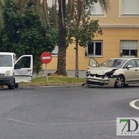 Colisión entre dos vehículos en una rotonda de Badajoz