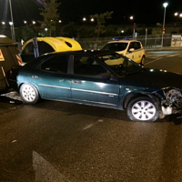 Detenido por conducir ebrio, chocar contra una farola y agredir a los policías