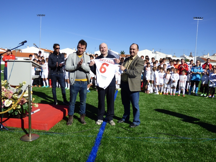 Llerena estrena campo de césped artificial