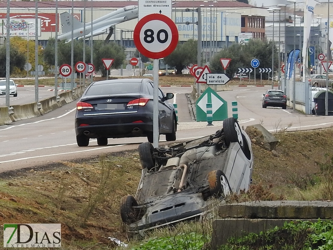 Vuelca un vehículo en la entrada a Badajoz