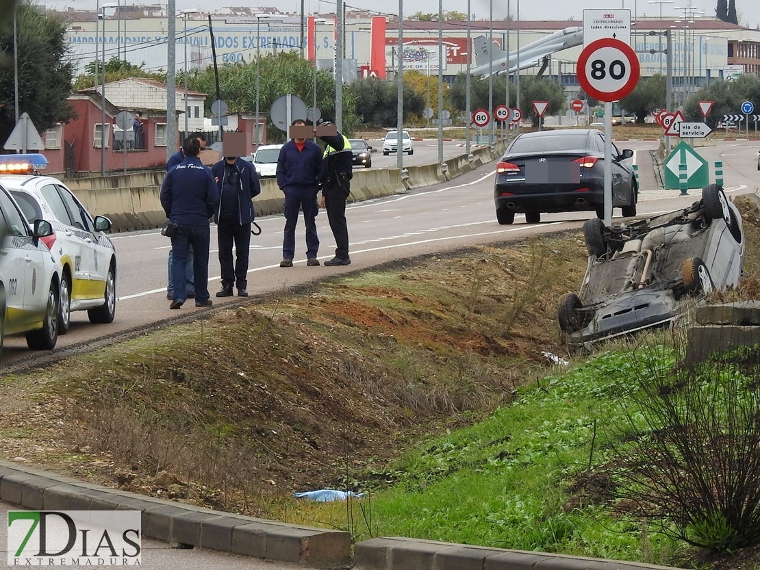 Vuelca un vehículo en la entrada a Badajoz