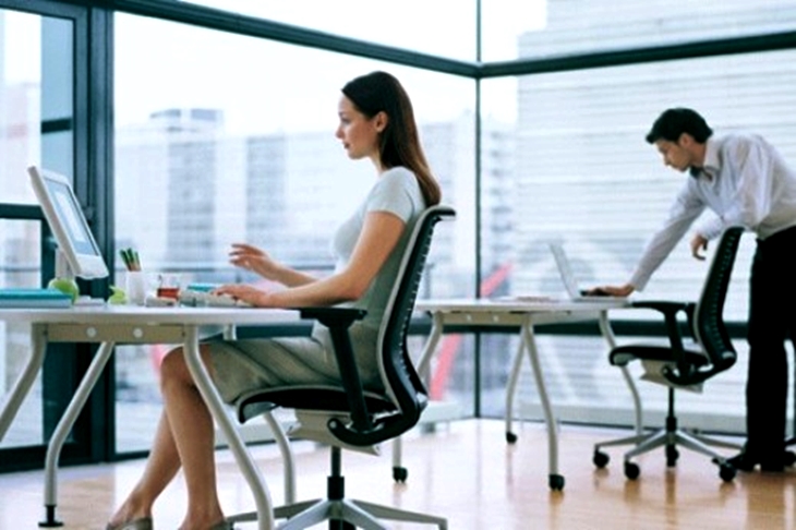 El 44 % de los jóvenes españoles creen que las empresas ejercen discriminación hacia la mujer