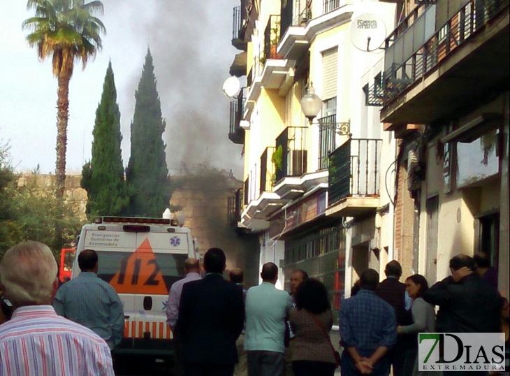 Dos bomberos asistidos tras actuar en un incendio en Mérida