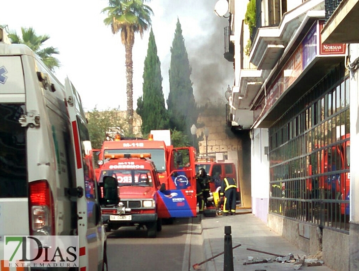 Dos bomberos asistidos tras actuar en un incendio en Mérida