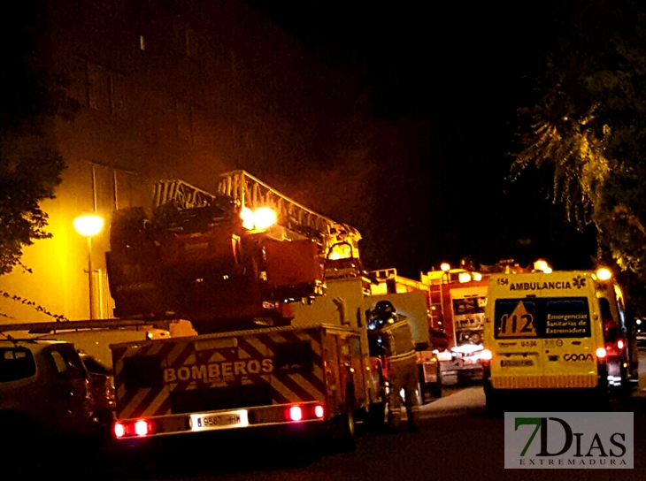 Dos heridos en el incendio de una vivienda en Badajoz