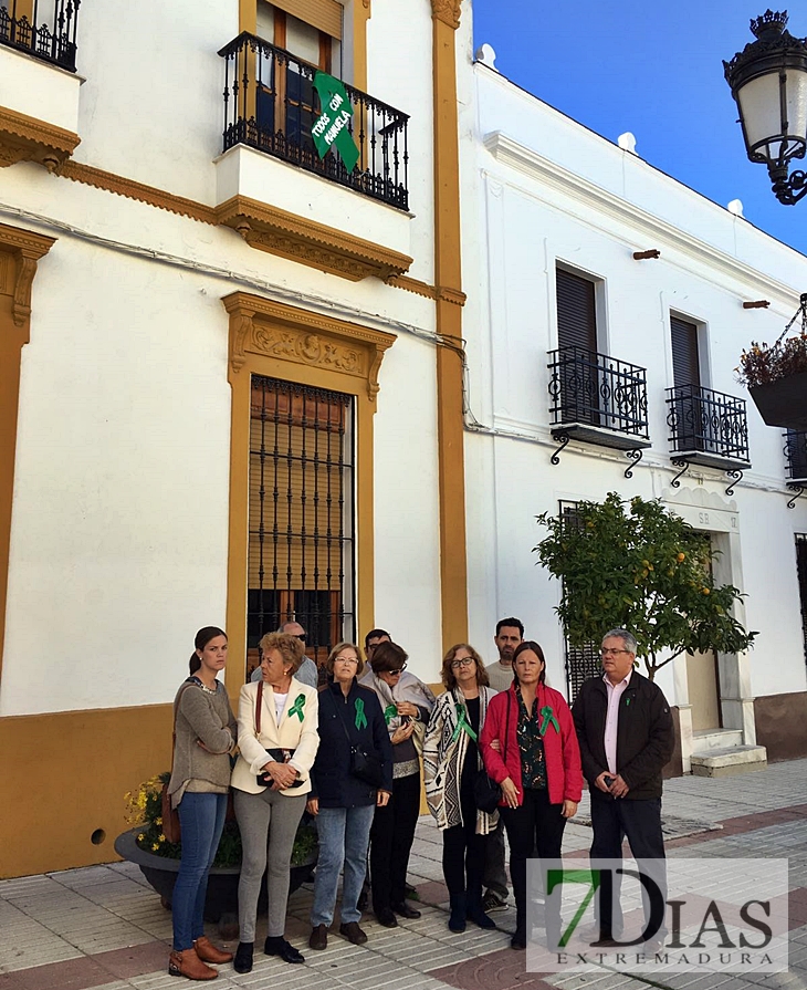 Lazos verdes en solidaridad con la familia de Manuela Chavero
