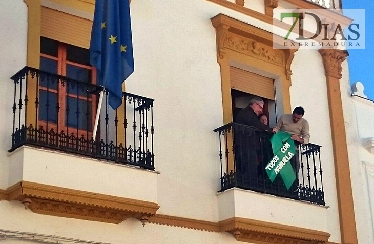 Lazos verdes en solidaridad con la familia de Manuela Chavero