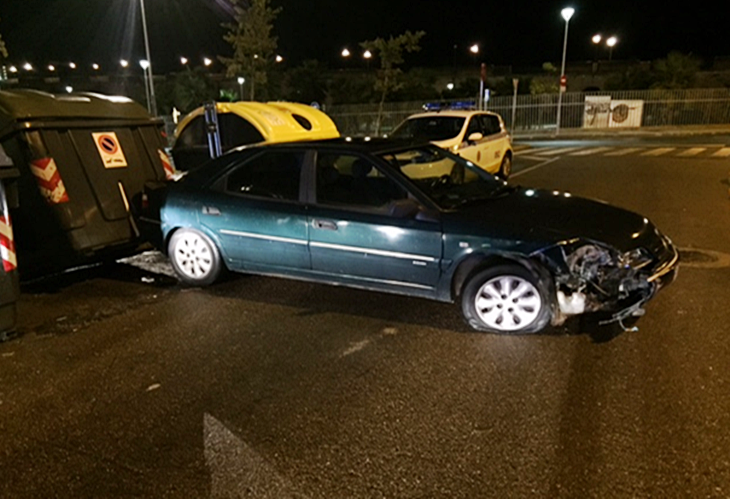 Detenido por conducir ebrio, chocar contra una farola y agredir a los policías