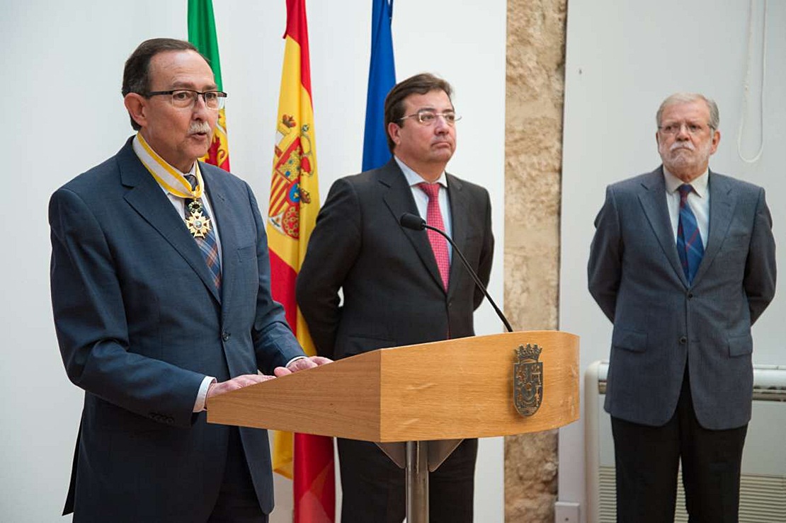 Javier Castaño recibe la Orden de Isabel La Católica