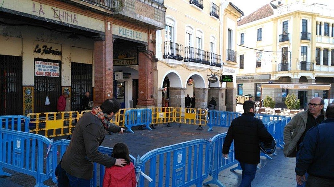 Aíslan la fachada del Palacio de la China por posible derrumbe