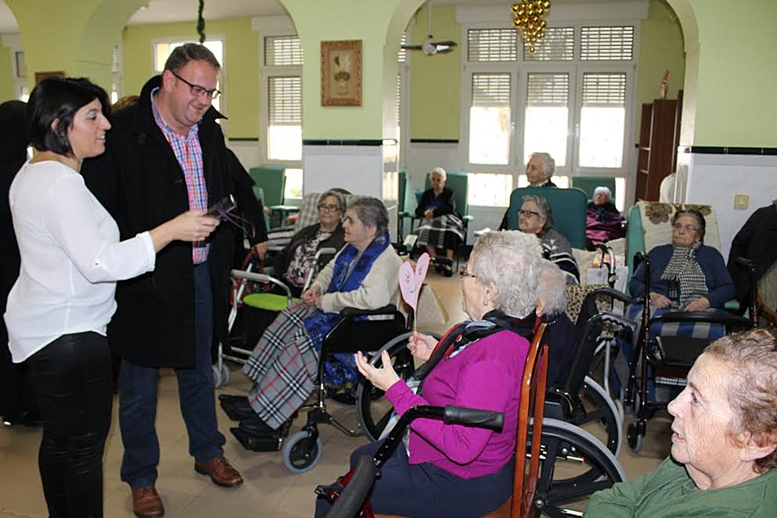 Donan 500 litros de leche al Asilo de ancianos de Mérida