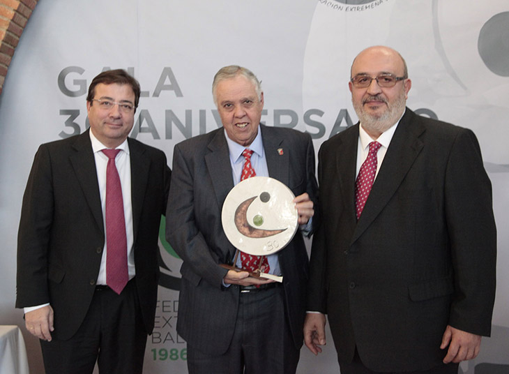 El balonmano extremeño premia a la Diputación de Badajoz