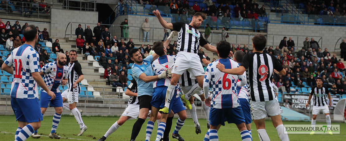 El CD Badajoz desmantela el entramado defensivo del Arroyo