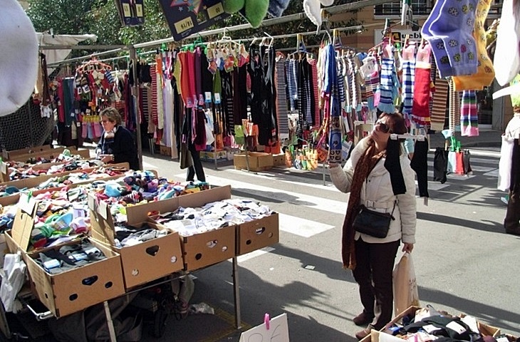 El mercadillo cambia de día durante las fiestas