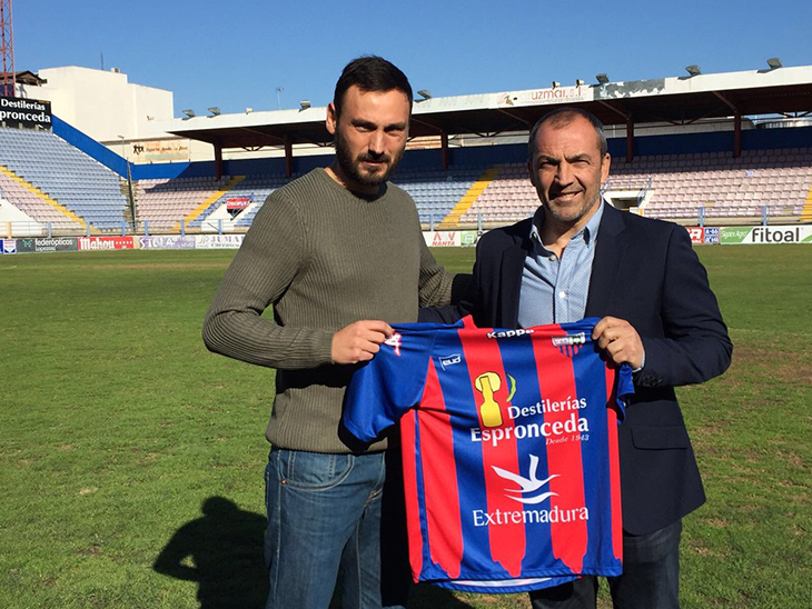 Juan Sabas dirige su primer entrenamiento en el Extremadura UD