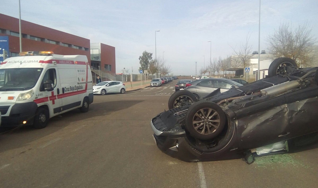 Vuelca un vehículo en un accidente en la Universidad (Badajoz)