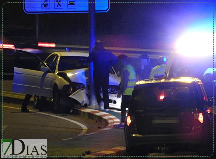 Un coche se empotra contra una farola en Cerro Gordo (Badajoz)