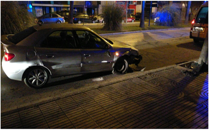 Detenido por conducir ebrio y empotrar su coche contra un árbol