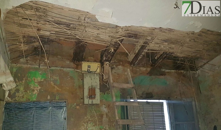 Se derrumba el techo de una vivienda del casco antiguo