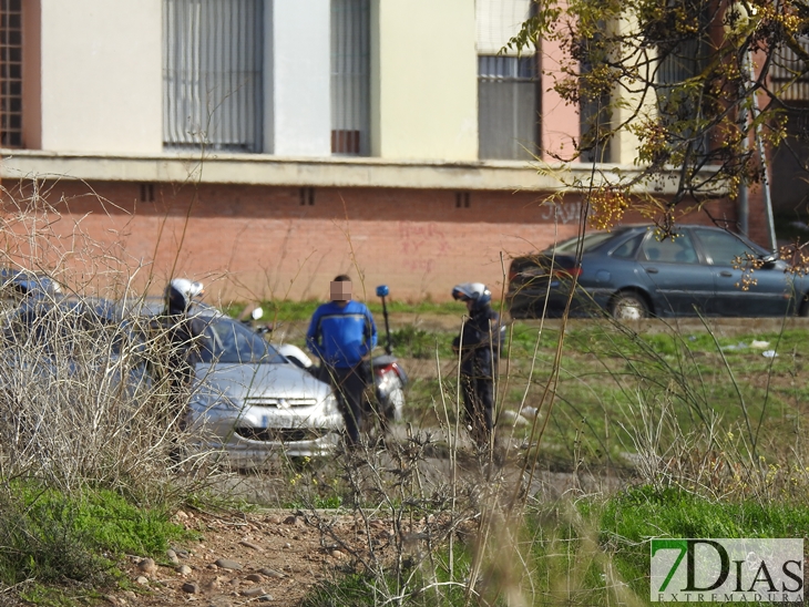 Imágenes de la redada policial de ayer en Los Colorines (Badajoz)
