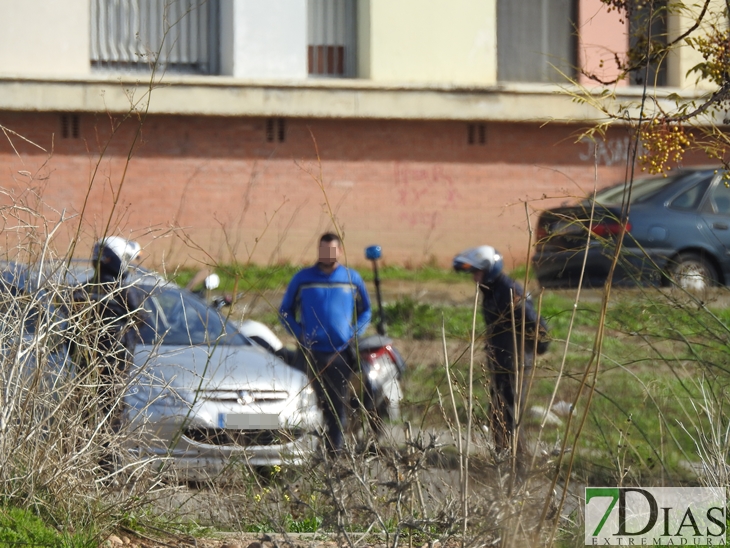 Imágenes de la redada policial de ayer en Los Colorines (Badajoz)