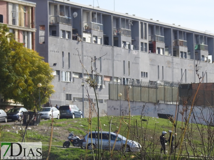 Imágenes de la redada policial de ayer en Los Colorines (Badajoz)