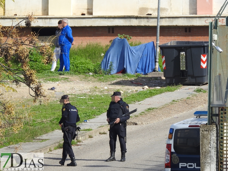 Imágenes de la redada policial de ayer en Los Colorines (Badajoz)