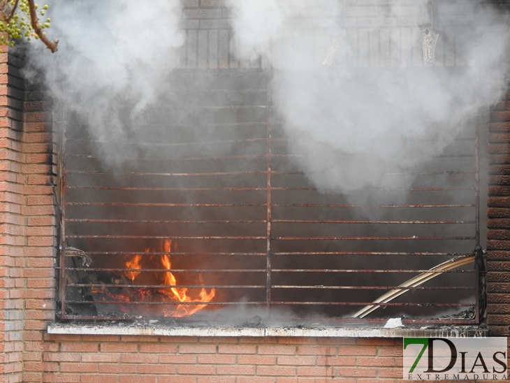 Los Bomberos salvan a una mujer de las llamas en Suerte de Saavedra (Badajoz)