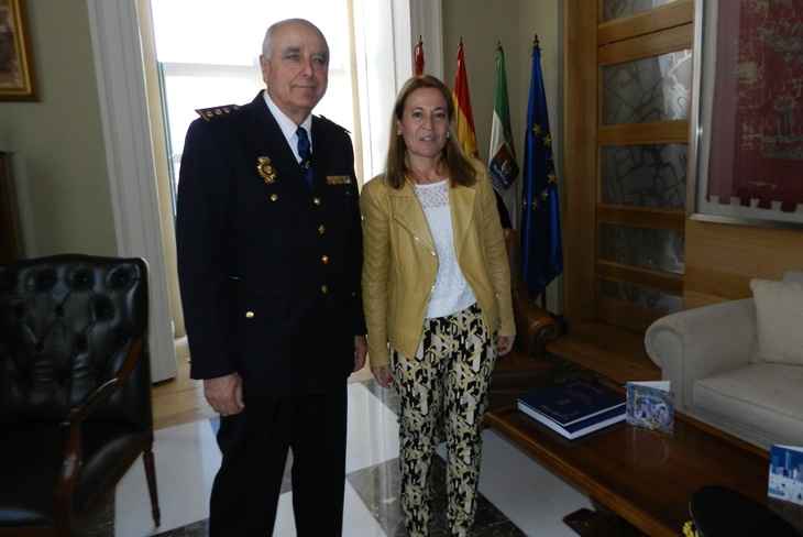 Nevado recibe al nuevo comisario provincial de Cáceres