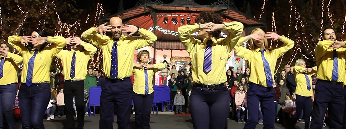 Pequeños y mayores disfrutan del flashmob navideño de los carteros de Badajoz