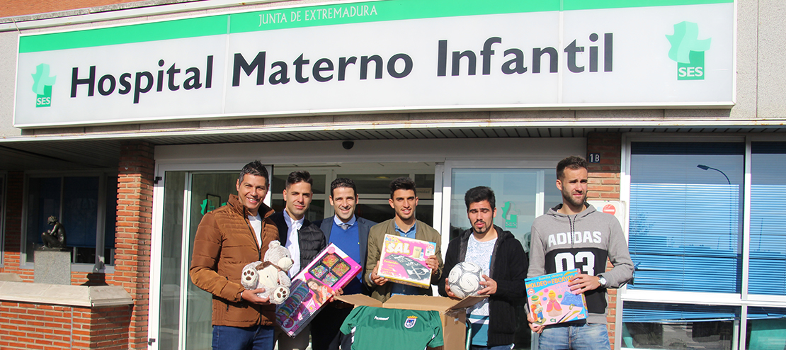 El CD Badajoz hace más felices a los niños del Materno