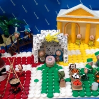 'El parchís que lleva a Belén' gana el concurso de belenes reciclados