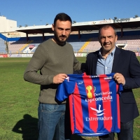 Juan Sabas dirige su primer entrenamiento en el Extremadura UD