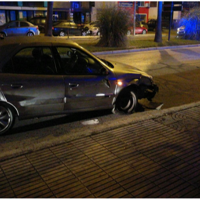 Detenido por conducir ebrio y empotrar su coche contra un árbol