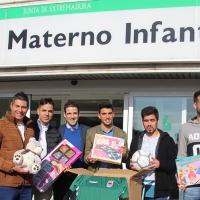 El CD Badajoz hace más felices a los niños del Materno