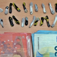 Detenido por intentar deshacerse de la droga que transportaba en su vehículo