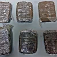 Dos detenidos por transportar droga entre su equipaje