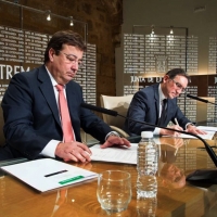 La Junta y La Caixa firman un acuerdo para actuaciones sociales en 2017