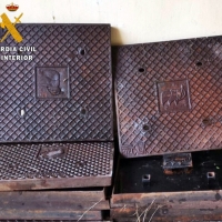 Detenido por intentar vender tapas de arquetas robadas en una urbanización