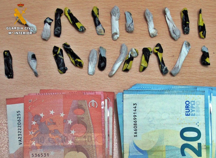 Detenido por intentar deshacerse de la droga que transportaba en su vehículo