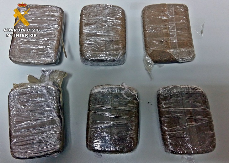 Dos detenidos por transportar droga entre su equipaje