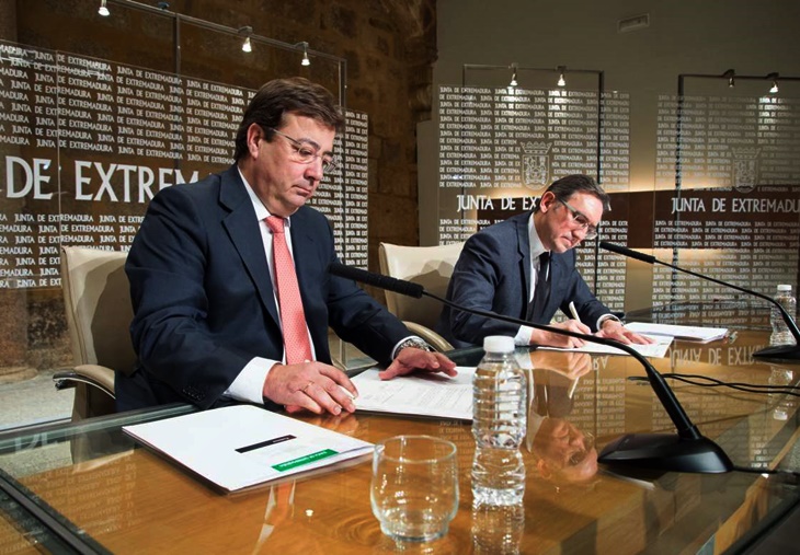 La Junta y La Caixa firman un acuerdo para actuaciones sociales en 2017