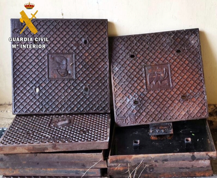 Detenido por intentar vender tapas de arquetas robadas en una urbanización