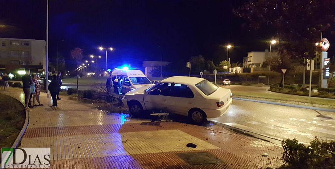 Se empotra contra un árbol en la avenida de Elvas (Badajoz)