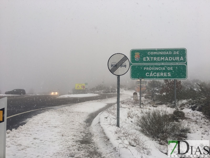 La nieve vuelve con fuerza al norte de Cáceres