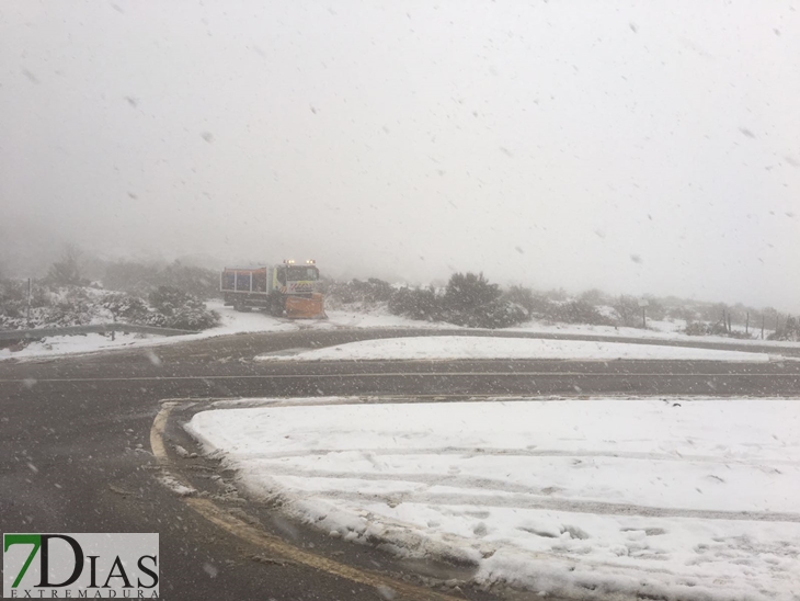 La nieve vuelve con fuerza al norte de Cáceres