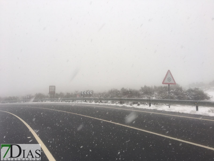 La nieve vuelve con fuerza al norte de Cáceres