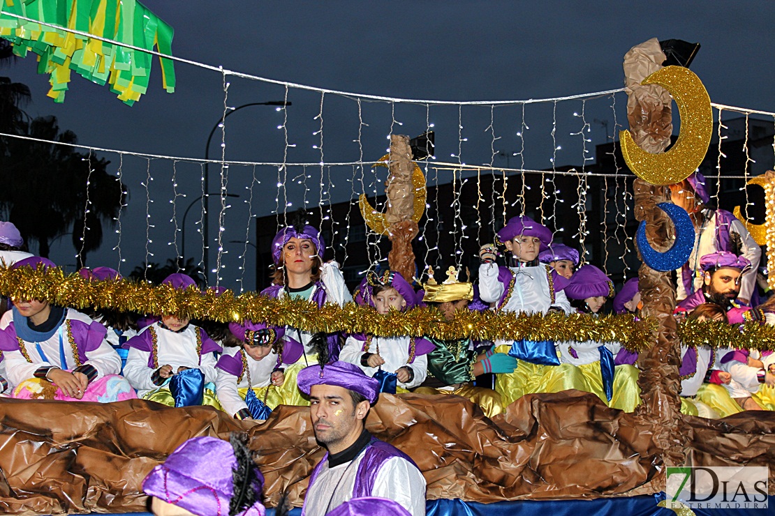 La cabalgata de Reyes reparte felicidad en Mérida