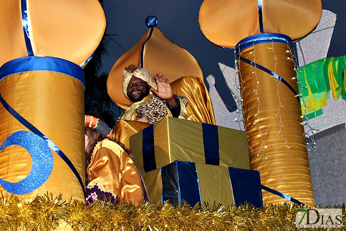 La cabalgata de Reyes reparte felicidad en Mérida