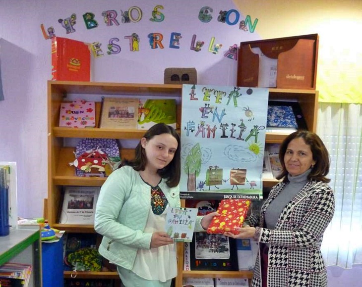 La alumna María del Salor Pavón diseña el cartel de la campaña 'Leer en familia'